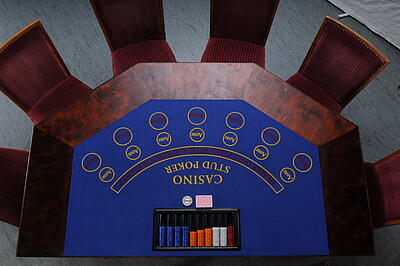 Vogelperspektive auf den Stud-Poker-Tisch Vogelperspektive auf den einsatzbereiten Stud-Poker-Spieltisch