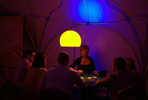 Sommerfestidee - Blackjack in einem Zelt Gäste spielen in einem Pavillon Blackjack bei einem Sommerfest.