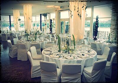 Dinner in den Rhein Terrassen in Köln gedeckte Dinnertische in den Rhein Terrassen in Köln