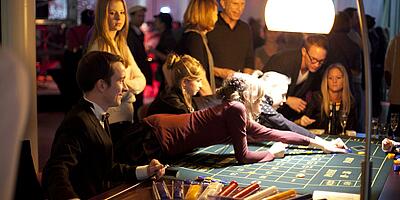 Gäste machen Ihre Einsätze beim Roulette