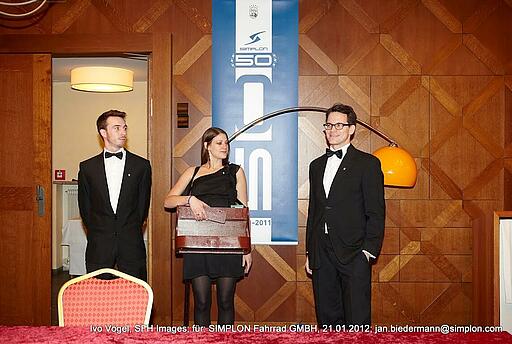 Bauchladenmädchen und Croupiers bei einem Firmenjubiläum in Österreich Ein Bauchladenmädchen und zwei Croupiers bei einem Firmenjubiläum in Österreich.