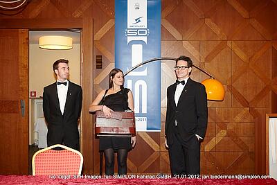 Bauchladenmädchen und Croupiers bei einem Firmenjubiläum in Österreich Ein Bauchladenmädchen und zwei Croupiers bei einem Firmenjubiläum in Österreich.