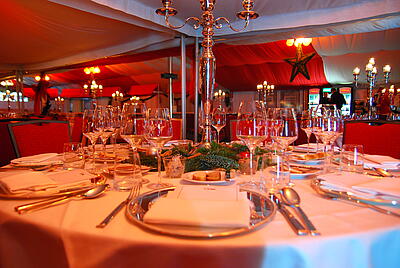 Catering zur Weihnachtsfeier in der Alten Försterei gedeckte Tische für eine Weihnachtsfeier in der Alten Försterei