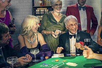 Gäste haben Spaß beim Blackjack spielen.