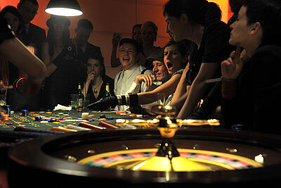 Motto-Veranstaltung Casino Capone - mobiles Casino Gäste einer Motto-Veranstaltung spielen begeistert Roulette.