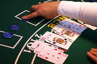Croupier splittet Einsätze beim Blackjack Croupier splittet Einsätze beim Blackjack