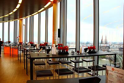 Tische am Fenster im KölnSKY Tische an bodentiefen Fenstern im KölnSKY