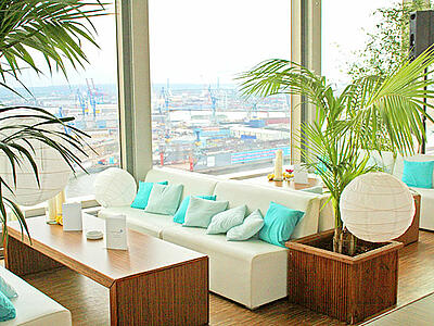 Sommerparty im Elbpanorama Palmen und Couchen mit schöner Aussicht auf die Elbe bei einer Sommerparty im Elbpanorama