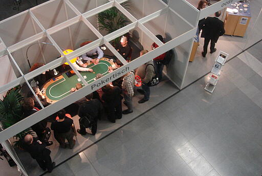 Messestand der Sigs Datcom GmbH Pokertisch aus der Vogelperspektive am Messestand der Sigs Datacom GmbH.