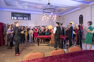 Anmoderation eines mobilen Casinos Croupier von Royal-Events moderiert das mobile Casino an
