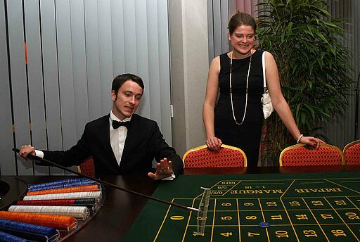 Royal-Events-Team am Roulette-Tisch bei einem Come Together Messeevent der Makino Europe GmbH Royal-Events-Team am Roulette-Tisch bei einem Come Together Messeevent der Makino Europe GmbH