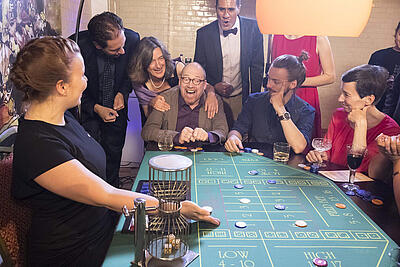 Spieler und Gäste freuen sich über Gewinn beim Chuck a Luck-Spiel