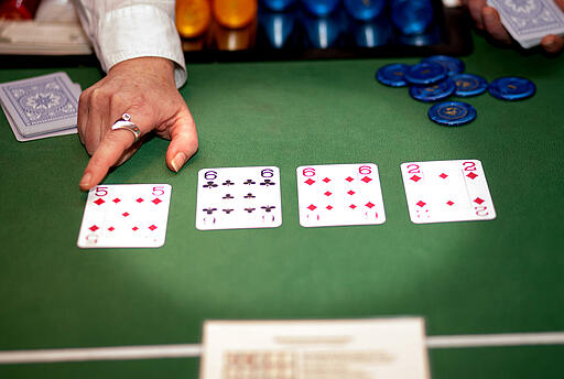 Pokerblatt bei einer Weihnachtsfeier in Dortmund Dealer bestimmt den Gewinner beim pokern.