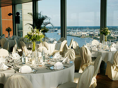 Hochzeit im Elbpanorama gedecktes Dinner mit Aussicht auf die Elbe für eine Hochzeit im Elbpanorama