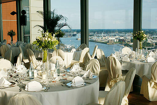 Hochzeit im Elbpanorama gedecktes Dinner mit Aussicht auf die Elbe für eine Hochzeit im Elbpanorama