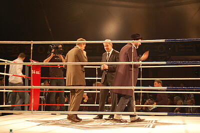 Klaus Wowereit eröffnet Bread & Butter Klaus Wowereit steht im Boxring und eröffnet Bread & Butter 2011 in Berlin-Tempelhof