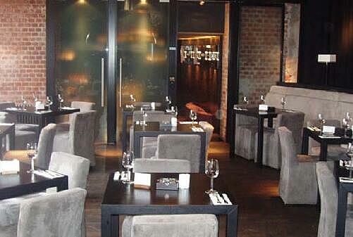 Gastraum im River Kasematten Gastraum mit Tischen im River Kasematten