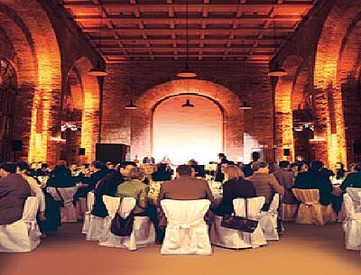 Innenraum der Orangerie im Günthersburgpark Gäste sitzen an Tischen im rustikalen Innenraum der Orangerie im Günthersburgpark