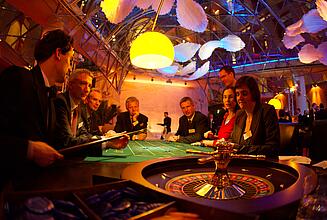 Roulette bei einem Kunden-Event in Berlin Croupier macht die Auszahlung beim Roulette.