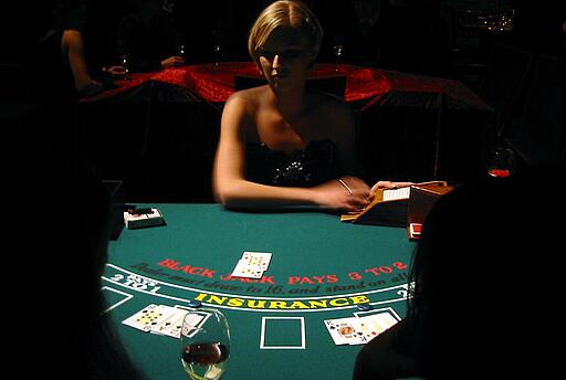 Croupier Katja teilt sich Karten aus Croupier Katja teilt sich Karten beim Blackjack aus