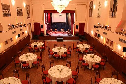 großer Saal mit runden Tischen im Queens 45c großer Saal mit runden Tischen, Bestuhlung und Bühne im Queens 45c