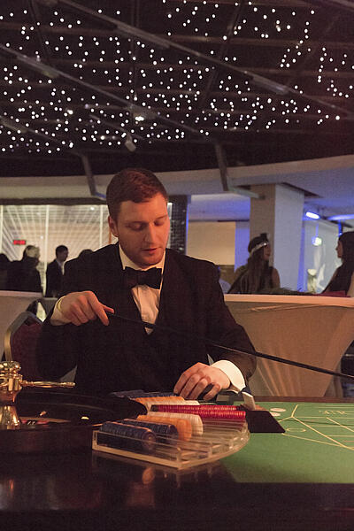 Roulette-Croupier bei der Weihnachtsfeier der Invoco Helpline GmbH Croupier bereitet Auszahlung beim Roulette vor.