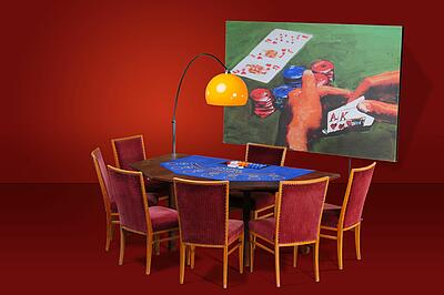Stud-Pokertisch mit Bestuhlung vor einer Dekorationsstellwand Stud-Pokertisch mit Bestuhlung vor einer Dekorationsstellwand mit rotem Hintergrund