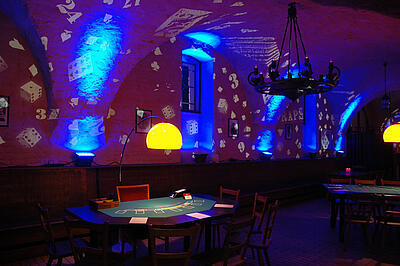 Blackjack-Tisch beim Sommerfest der Deutschen Bank Einsatzbereiter Blackjack-Tisch mit Casino-Projektionen im Raum bei einem Sommerfest der Deutschen Bank.