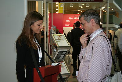 Bauchladenmädchen auf der Hausmesse der Sigs Datacom GmbH Bauchladenmädchen rätselt mit Gästen der Hausmesse der Sigs Datacom GmbH