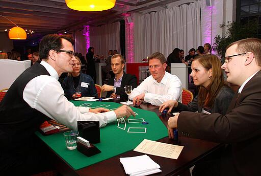 Blackjack-Spieltisch bei der Kundenveranstaltung der MCI-Pub Gäste spielen Blackjack bei der Kundenveranstaltung der MCI-Pub