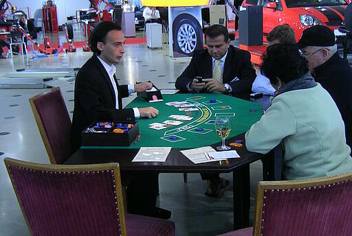 Messegäste spielen Blackjack auf dem Messestand der Rema Tip Top GmbH Blackjack als Publikumsmagnet am Messestand der Rema Tip Top GmbH