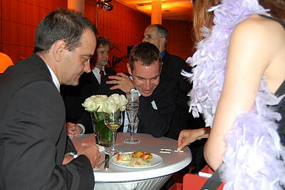 Bauchladenmädchen rätselt mit Gästen des Firmenjubiläums der Simcorp GmbH Bauchladenmädchen rätselt mit Gästen des Firmenjubiläums der Simcorp GmbH.