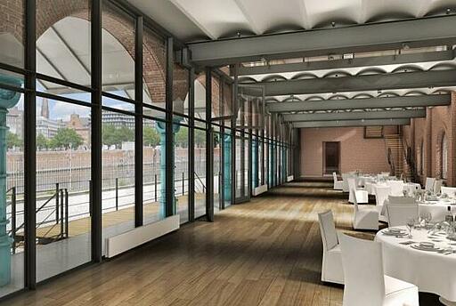 Innenansicht des ehemaligen Hauptzollamts in Hamburg Innenansicht mit Tischen und Glasfassade im ehemaligen Hauptzollamts in Hamburg