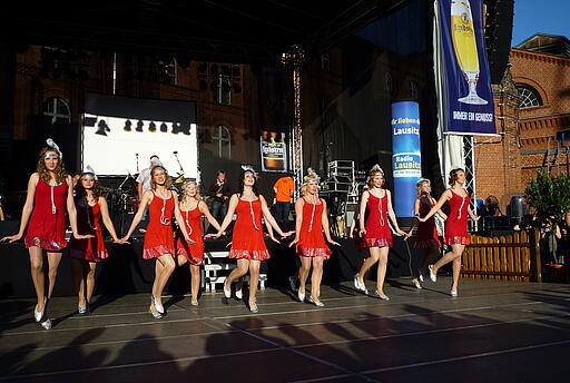 Tänzerinnen beim Braureifest der Landskron Brauerei Tänzerinnen beim Braureifest der Landskron Brauerei