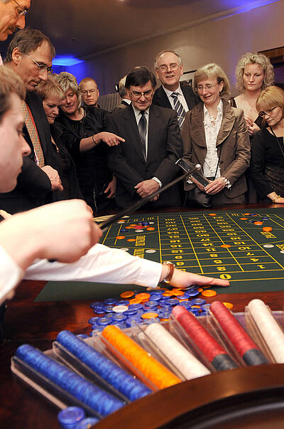 Roulette-Spieltisch auf einer Kundenveranstaltung Gäste spielen begeistert Roulette auf einer Kundenveranstaltung.