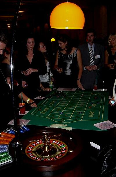 Teambuilding am Roulette-Tisch mit der United Internet AG Teilnehmer des Teambuildings der United Internet AG spielen zusammen Roulette