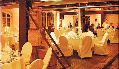 Criminal Dinner im historischen Speicherboden in Hamburg gedeckte Tische für ein Criminal Dinner im historischen Speicherboden in Hamburg