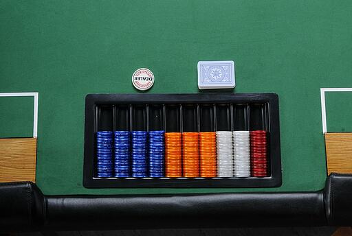 Draufsicht kleinen Poker-Tisch mit Jetons und Dealerbutton Draufsicht kleinen Poker-Tisch mit Jetons und Dealerbutton