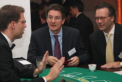 Casino mieten für Teambuilding Croupier erklärt Blackjack-Regeln beim Teambuilding.