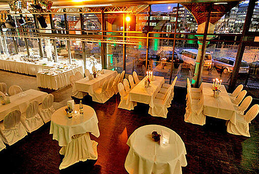 Zollhalle im ehemaligen Hauptzollamts in Hamburg Zollhalle mit gedeckten Tischen mit Glasfassade im ehemaligen Hauptzollamts in Hamburg