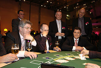 Incentive Event in Bremen mit einem Blackjack-Tisch Croupier teilt Karten beim Blackjack aus.