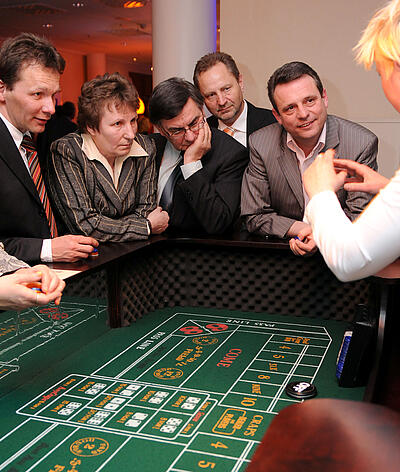 Croupier erklärt Craps auf einer Kundenveranstaltung der Techem Energy Service GmbH Croupier erklärt Craps auf einer Kundenveranstaltung der Techem Energy Service GmbH