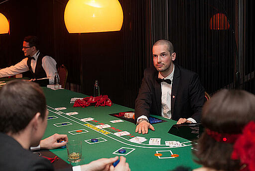 Dreifach Blackjack-Tisch in der Alten Försterei Gäste spielen Blackjack in der Alten Försterei