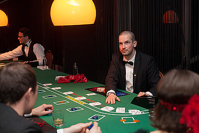 Dreifach Blackjack-Tisch in der Alten Försterei Gäste spielen Blackjack in der Alten Försterei
