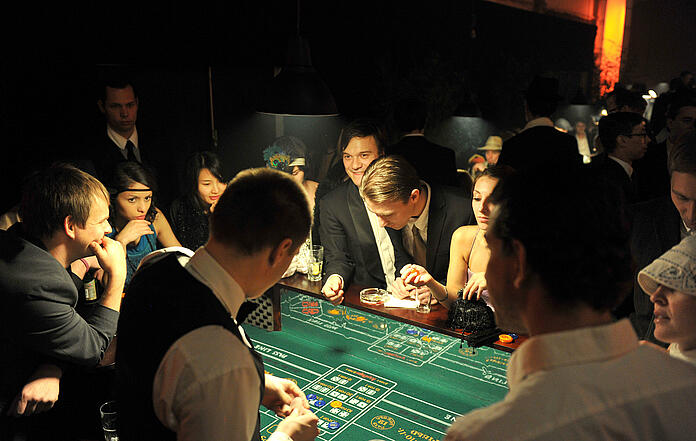 Gäste spielen Craps bei einem Mafia-Event
