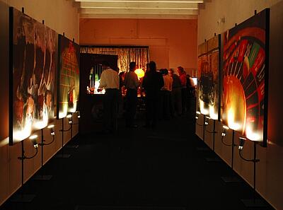 Dekorationsstellwände auf einer Kundenveranstaltung Beleuchtete Dekorationsstellwände links und rechts am Eingang zu einer Kundenveranstaltung.