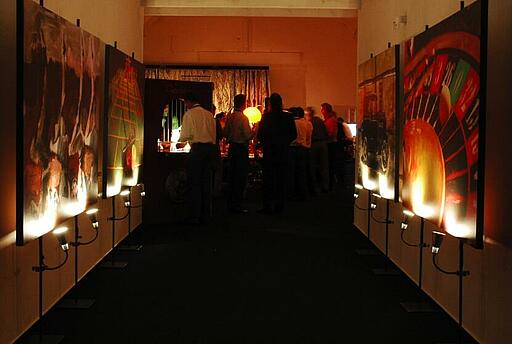 Dekorationsstellwände auf einer Kundenveranstaltung Beleuchtete Dekorationsstellwände links und rechts am Eingang zu einer Kundenveranstaltung.