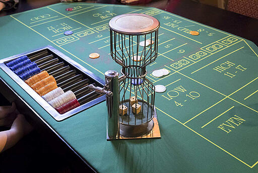 Käfig beim Chuck a Luck Käfig mit Würfeln auf dem Spieltisch beim Chuck a Luck