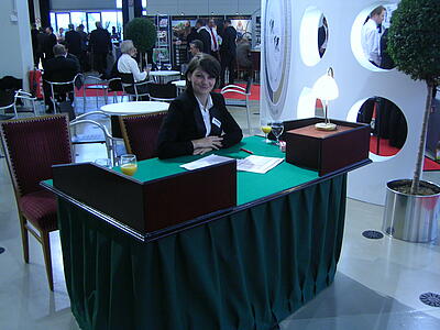 Kassentisch mit Kassierer auf einer Hausmesse Kassentisch mit Kassierer als Schaltzentrale für ein Spielcasino auf der Hausmesse