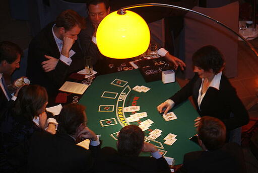 Blackjack-Spieltisch als Idee für eine Kundenveranstaltung Gäste spelen Blackjack bei einer Kundenveranstaltung